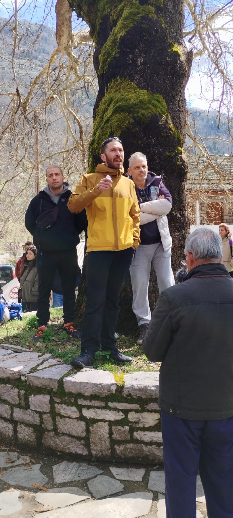 Η Ορειβατική Λέσχη Καλαμπάκας συμμετείχε στη μαζική συγκέντρωση διαμαρτυρίας στο Χαλίκι Ασπροποτάμου — φωτογραφία 5