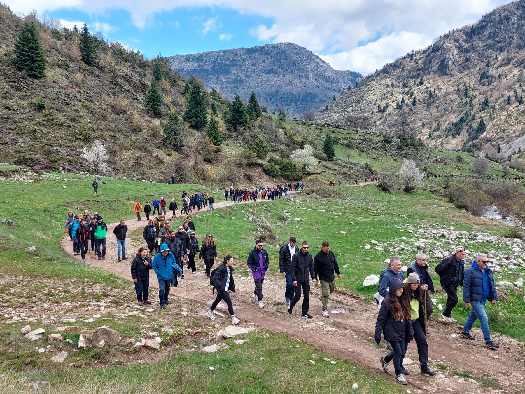 Η Ορειβατική Λέσχη Καλαμπάκας συμμετείχε στη μαζική συγκέντρωση διαμαρτυρίας στο Χαλίκι Ασπροποτάμου — φωτογραφία 9